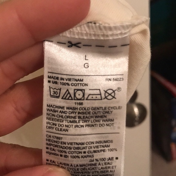 Old Navy “Oh Hey Vacay” Tee - Picture 3 of 3